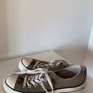 Converse - Converse i storlek 37.5.Dom är lite slitna men kan kanska komma till användning hos någon annan då dom är för små för mig.