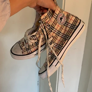 Converse - Supper snygga nästan nya converse med burbery mönster på köpta för 800kr i stolek 39💗 vet ej om de är äkta men super snygga