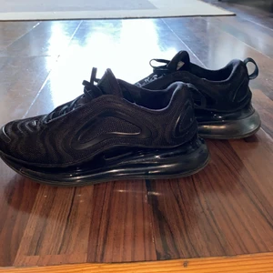 Nike skor  - Dessa är ett par (Nike air Max 720) i svart färg, de är använda mycket förr men är inte så skadade. Några repor och en liten bubbla under den vänstra skon annars är de helt friska. Köpts för 1900 men säljer de för 700 pågrund av bubblan (priset är inte fast och går att diskutera). Dessa är dessutom i storlek 38 (5.5Y). 