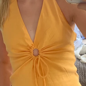 En lång hulterneck klänning, storlek M - En så fin Zara klänning som ej är genomskinlig och helt oanvänd!!💞💞den är ganska lång och jag är 1,68 