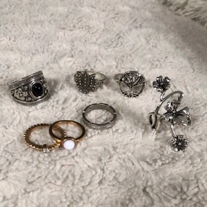 Ringar  - Säljer dessa skit coola ringar i olika färger. Helt oanvända och som nya. Köpa alla för 70 + frakt köp 1 för 15, kom privat för flera bilder 😊 tar Swish, står inte för postens slarv 💖