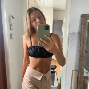 Svart zara topp - Topp från Zara som aldrig kommit till användning! PRISLAPP KVAR!💖💖