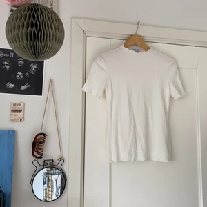 & Other Stories topp -  Säljer min topp från Stockholm atelier & other stories i storlek 34. Säljer då eller inte det är min stil och endast ligger i garderoben. Inte använt alls många gånger. 