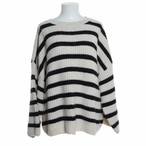 Randig tröja Zara🤍🤍 - En jättecool randig tröja från Zara i nyskick och knappt använd♥️♥️ Såå fin att ha en sen sommarkväll eller nu när det blir lite kallare på hösten❣️ Storlek M men passar storlekar både upp och ned beroende på hur man vill att den ska sitta🥰