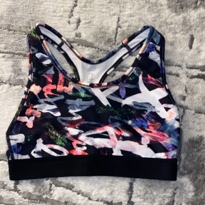 Helt ny soc sport-bh/top - Helt ny oanvänd, är liten på mig så är endast testad!