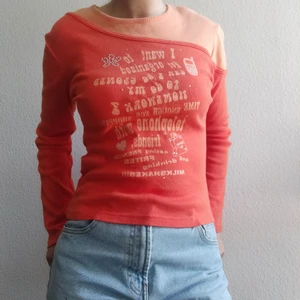 Söt tröja - Söt tröja med text och små stenar i storlek 158 men skulle säga att den passar en S/XS, om många är intresserade blir det budgivning