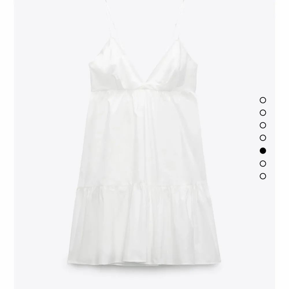 Säljer denna oanvända klänning från zara. Kan mötas i Stockholm annars står köparen för frakten.. Klänningar.