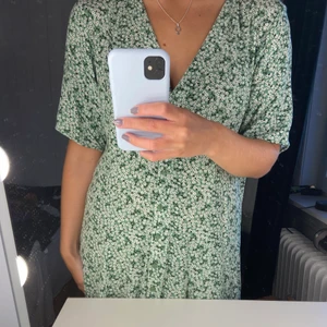 Blommig klänning - Luftig klänning från Monki, knappt använd😊