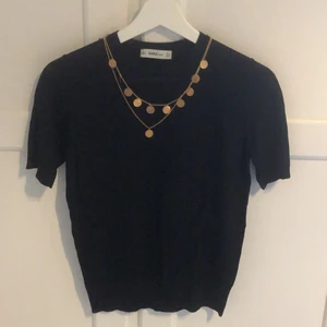 Stickad tröja från Zara storlek S - Svart finstickad tröja från Zara. Avtagbar kedja vid halsen. Aldrig använd. Storlek S.