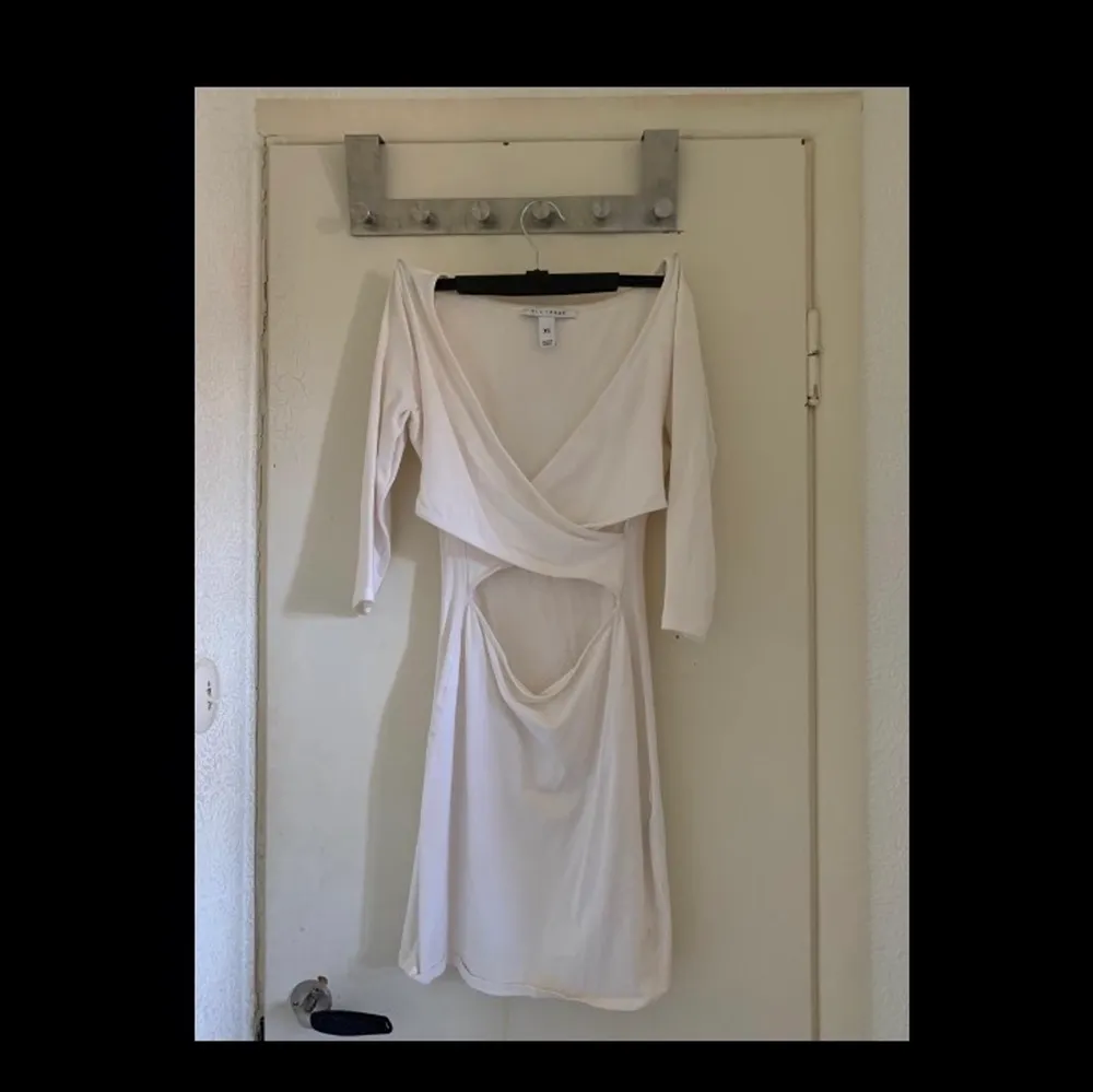 En vit klänning med armar som slutar nära armbågarna, endast använd en gång! Skicka pm för bättre bilder!😁. Klänningar.