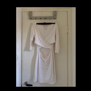 En vit klänning med armar som slutar nära armbågarna, endast använd en gång! Skicka pm för bättre bilder!😁
