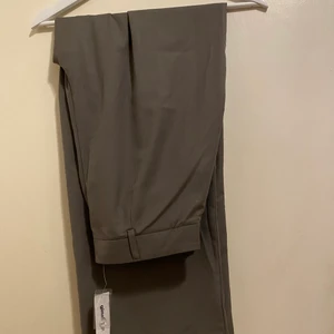 Grå kostymbyxa - Säljer min nya kostymbyxa för den passa inte mig. Helt ny och är raka/visa i model. 🤍 storlek 40 passsr nog runt 38