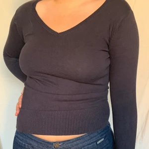 Långärmad tröja  - Långärmad tröja i mörkblå, relativt varmt med en bred mudd undertill, passar mig bra som är mellan s/m