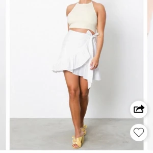 Vit kjol  - Superfin vit kjol, knappt använd! 250 kr 