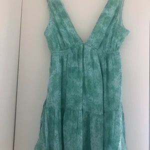 pull and bear klänning - säljer denna superfina klänning som endast är använd 1 gång då den är för stor i bysten för mig med liten byst! köparen står för frakt💖💖