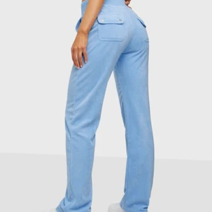 Juicy couture byxor  - Säljer dessa super mysiga ljusblåa juicy couture byxorna eftersom dom ej kommer till andvändning. Lite mer mintgröna i verkligheten. Köpte dom för 1100kr så jag säljer dom för bra pris! Har storlek M men passar som en storlek s! Köparen står för frakten❤️ Hör av er för mer information!