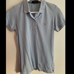 Gant piké - Fin ljusblå gant piké i mycket bra skick💙 frakt tillkommer med 51kr!