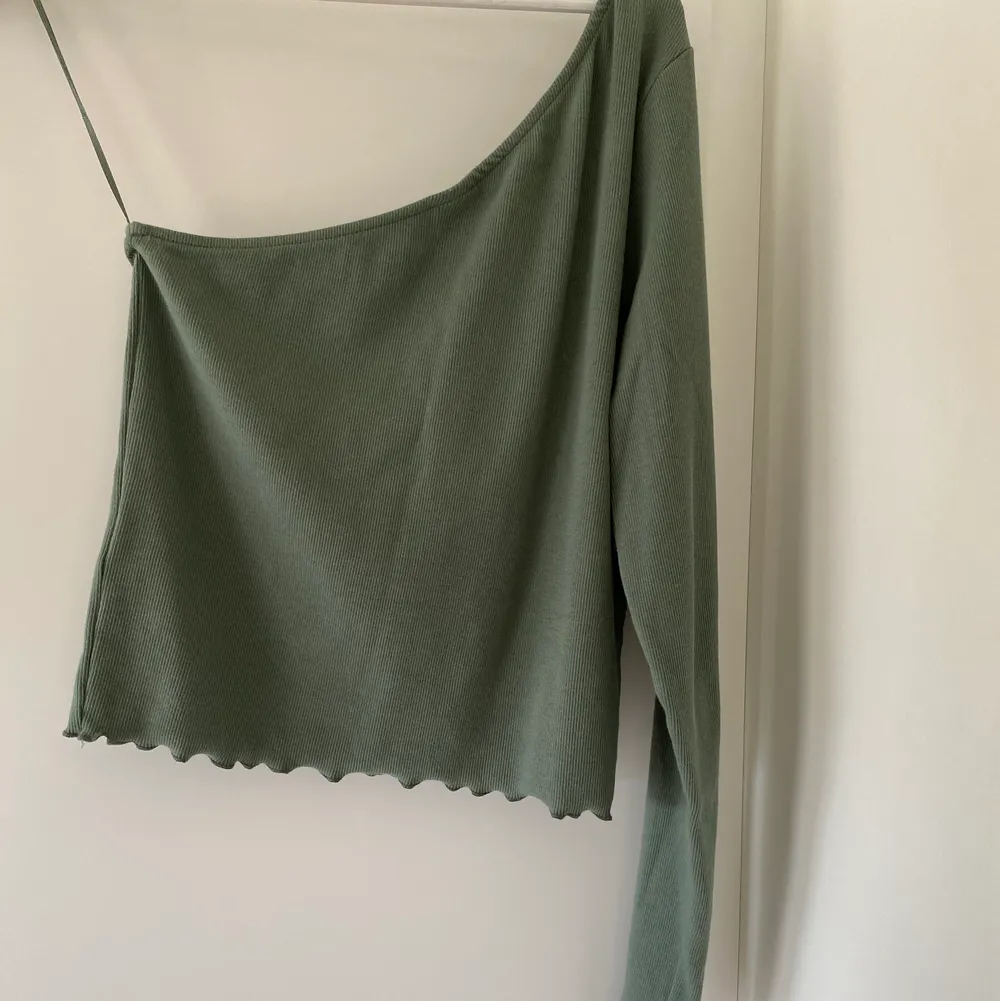 Grön ribbad tröja (långärmad / off shoulder) strl XL. Toppar.