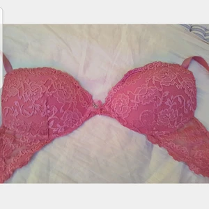 Rosa BH - Rosa BH med spetsmönster med ett vackert "B" i metall. B-kupa