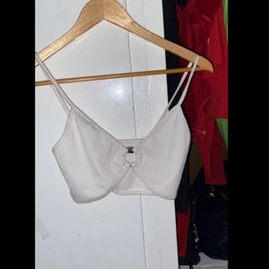 Vit topp - En top från bikbok som var för liten för mig, aldrig använd! Skicka pm för bättre bilder!😁