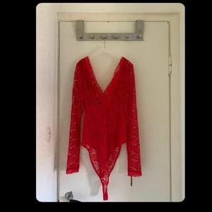 Röd body  - En fin röd body med blommor!🌹 Använd ca 2-3 gånger max. Skicka pm för bättre bilder!😁 