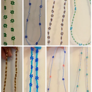 Pärlade halsband  - Säljer ännu fler hemma gjorde pärlade smycken. Denna gången halsband som jag inte använder eller har använt så de är inte alls slitna. Halsbanden är i olika långa och de är gjorde av olika pärlstorlekar men det framgår tydligt på bilderna. Köparen står för frakten som kan variera(och vara annan än den jag skrivit) och hör av er om ni har frågor :))