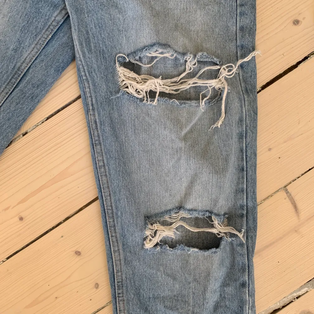 Slitna jeans ifrån zara i mom fit!. Jeans & Byxor.