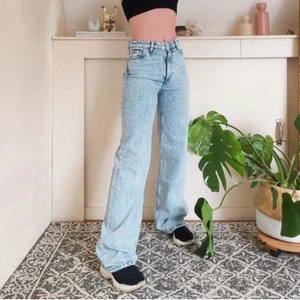 Ljusblå Yoko Jeans från Monki - Säljer mina ljusblå Yoko Jeans då de har blivit för små. Vill få de sålt snabbt så därför säljer jag de för 175kr eller 150kr vid snabbt köp. Orginalpriset var 400kr. Lånade bilder så tveka inte att fråga om bilder. Säljer ett par svarta jeans i samma modell 🥰