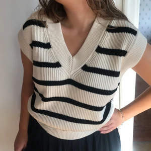 Väst från Zara - Fin väst från Zara, strl S, bomull. Jätteskön, mjuk o inte alls stickig. Naturvit botten med blåa ränder. Endast använd en gång, alltså som ny.