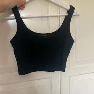 Linne - Säljer detta fina ribbade linne från SHEIN. Det är använde en gång under sommaren men inte mer än så.❤️