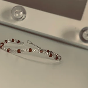 Populär armband 🌵 - Armband i glaspärlor populärt i nyskick ca värde 30kr