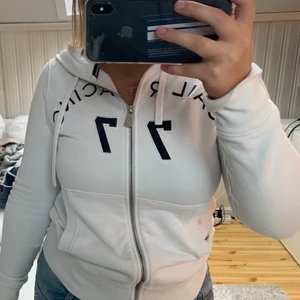 Sail racing  - En fräsch vit sailracing kofta som inte har en ända fläck, knappat använd. Storlek xs men är ganska stor i storleken så skulle säga att den passar storlek S också. Köpt för 750kr säljer för 300kr❤️