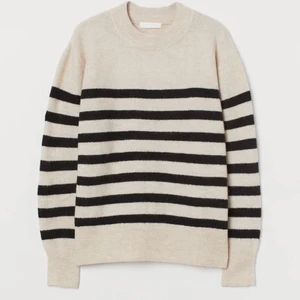 Stickad randig tröja  - Helt ny stickad tröja från hm med prislapp kvar. Säljer då den inte passade mig🤍🤍 storlek m