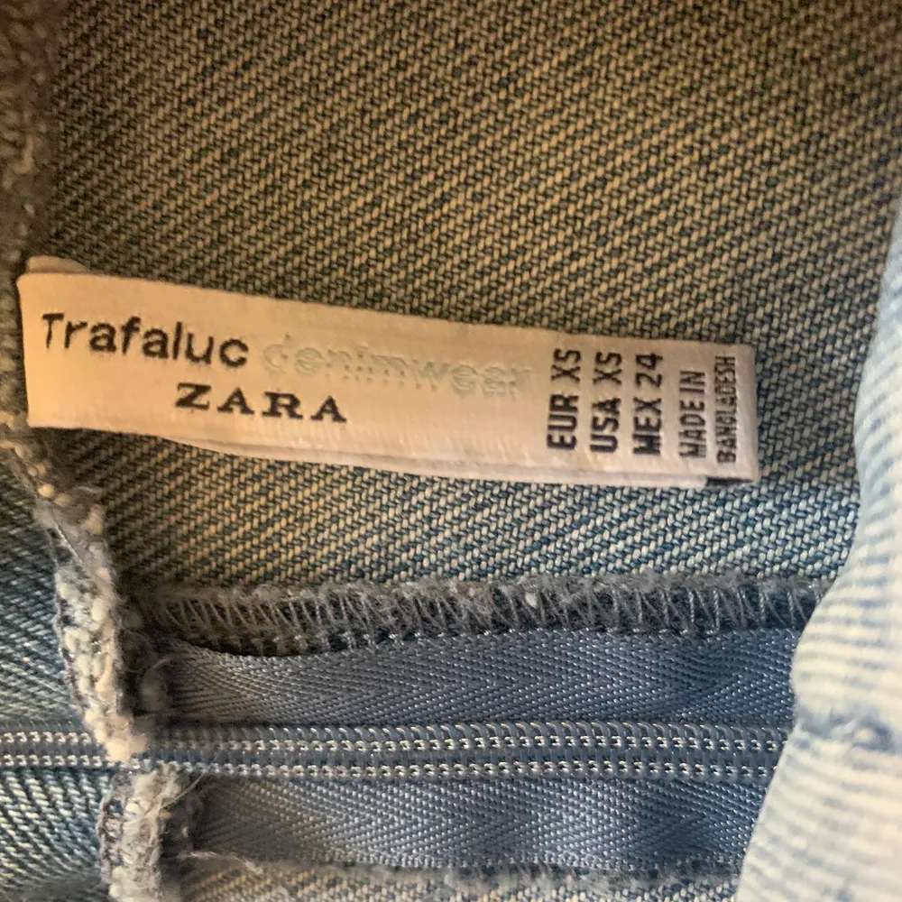 Jeans kjol med volang från Zara i storlek XS och endast använd ett få tal gånger. PS kan frakta men står ej för kostnaden.. Kjolar.