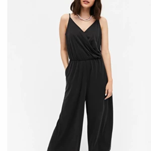 jumpsuit - Köpt för 350kr skön och gullig använd 1 gång från monki. Bra läng till mig som är 164