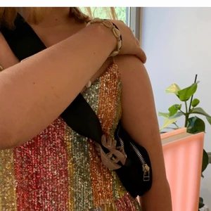 Axelremsväska  - En snygg och smidig axelremsväska från weekday ! den är använd men i gott skick! passar perfekt att ha på fest eller bara med på stan, fråga för fler bilder på själva väskan ! 💕 köparen står för frakten