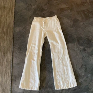 Beigea linnebyxor - Fina raka beigea linnebyxor i linne- och bomullsblanding. (68% linne). Säljer då de tyvärr blivit för små:(. Fint använt skick! 