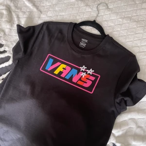 T-shirt från Vans - Säljer denna t-shirt från Vans, knappt använd 