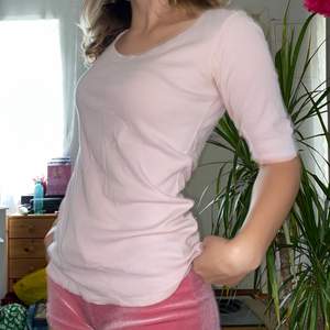 As snygg rosa tröja i 100% bomull!:) Fint skick