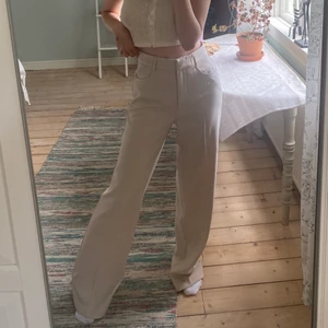 Beiga kostymbyxor! - Säljer dessa superfina kostymbyxor från nakd! Endast använda 2 gånger 😇 de är lite för långa på mig som är 167 cm 🤍 nypris är 499 men säljer för 360 och gratis frakt! 