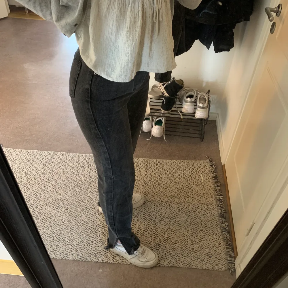 Säljer dessa gråa jeans med slit på sidorna, dessa byxor är såå snygga och sliten lägger sig perfekt över skon, och tar fram formerna så fint 🥰💕. Farkut & Housut.