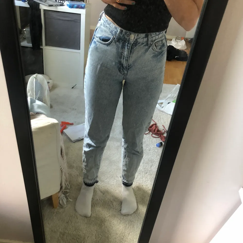 Blåa mom jeans från Gina tricot dom är slita längst ner, inte använt så mycket . Jeans & Byxor.