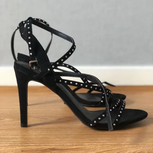 Klackskor Nelly - Klackskor ifrån Nelly i storlek 39, klackhöjd 7 cm. I nyskick, aldrig använda. Säljer på grund av att de inte kommer till användning. Nypris: 400 kr. 