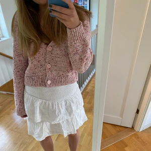 Rosa Zara kofta  - Skit cool kofta från Zara. Så snygg men kommer inte till användning tyvärr. Storlek S. Köparen står för frakten 💓💓 nästan oanvänd så i jättefint skick