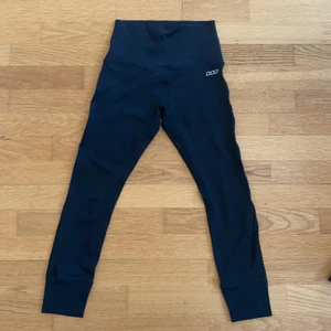Lorna Jane leggings - Leggings från det populära märket ✨lorna Jane✨. Är knappt använda men har ett pyttelitet hål nere vid ena benet, som knappt syns, visas på bild nr 3. Legginserna är helsvarta och har detaljer på benen. Inuti finns ett litet rött hjärta, som är typiskt för lorna Jane🍓🍓🍓KOM MED BUD!!! Köpta för ca 1100 men säljer för 400