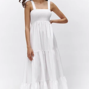 Vit långklänning  - Helt ny klänning med etikett. Klänningen passar S och M. Plagget är stretchig och väldigt fint. Köparen står för frakt. Nypris 399