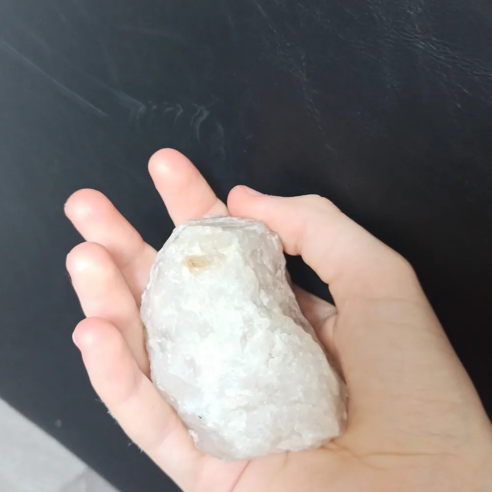 Fin och stor riktig quartz crystal, fick av en vän för 600 kr. Köpt I Afrika för föra året. . Övrigt.