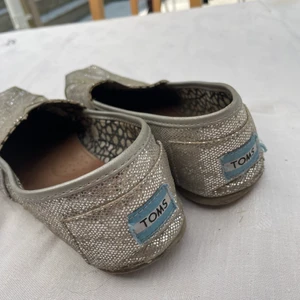 Silvriga toms - Glittriga/silvriga Toms i storlek 39. Super sköna att gå i.  Nypris ca 600kr