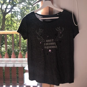 jultröja - Jättefin julig T-shirt från edc i väldigt bra skick! Pris kan diskuteras🤍