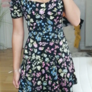 Klänning - En fin klänning som tyrvvär aldrig kommer till användning, puffig vid axlarna lite tajt vid midjan men sedan midjan slut och ner till knäna är det som en vanlig sommar klänning 👗 